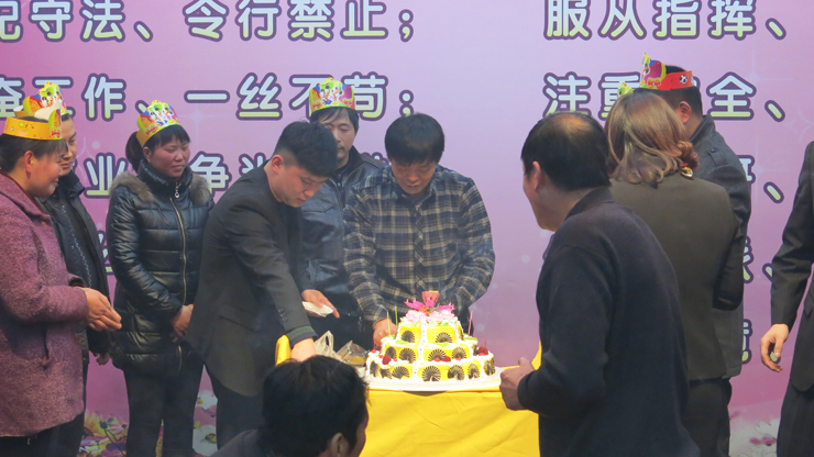 公司每月给员工举办集体生日Party